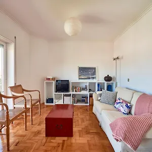 bright-apartment-with-garden-in-cascais.hotels-lisbon-portugal.com/