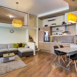 spacious-stylish-apartment-in-downtown-budapest.inbudapesthotels.com/
